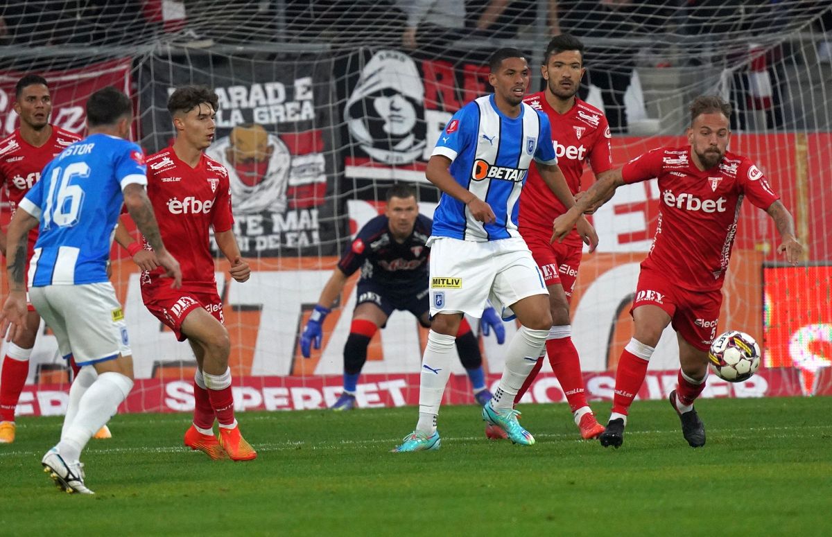 UTA - Universitatea Craiova 1-2. Baiaram la Arad: oltenii au revenit de la 0-1, ajutați și de omul în plus. Lui Poenaru i s-a cerut demisia