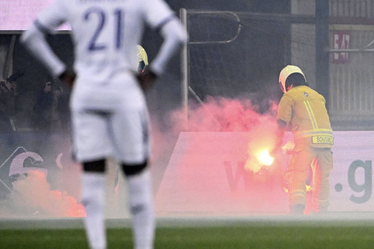 Derby abandonat! Haos la meciul următoarei adversare a FCSB-ului în Europa » Filmul incidentelor: Drăguș, pus pe scandal