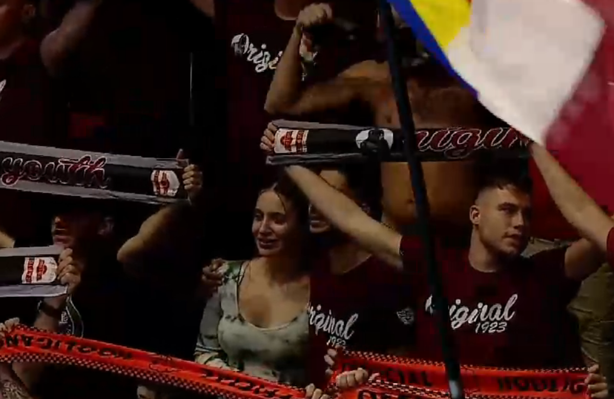 Abia revenit în țară, Șumudică a apărut cu fularul în galerie » Imagini tari de azi