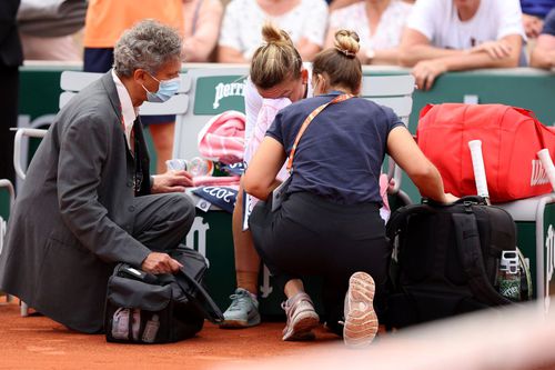 Simona Halep alături de medic și fizioterapeut la Roland Garros Foto: GettyImages