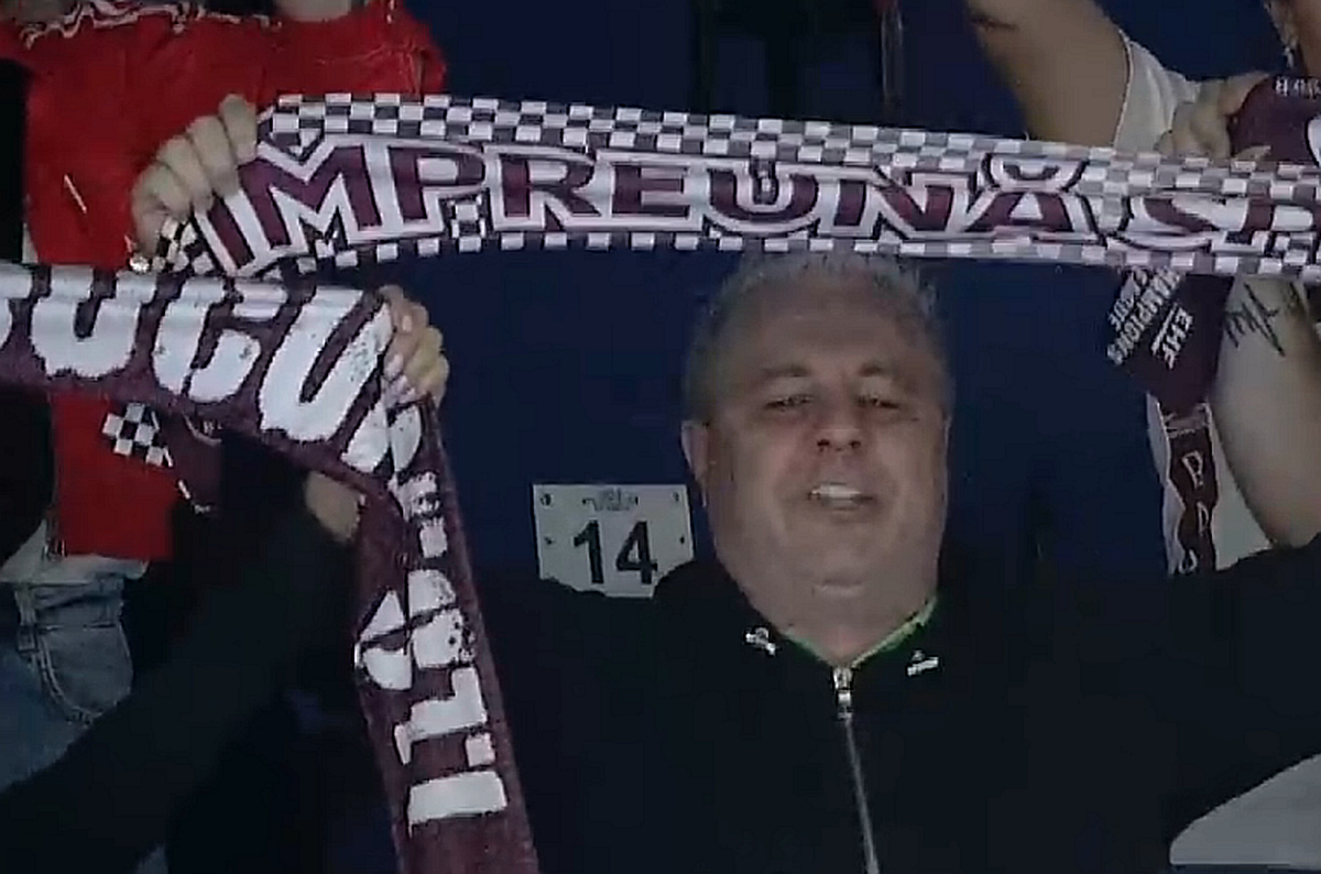 Abia revenit în țară, Șumudică a apărut cu fularul în galerie » Imagini tari de azi