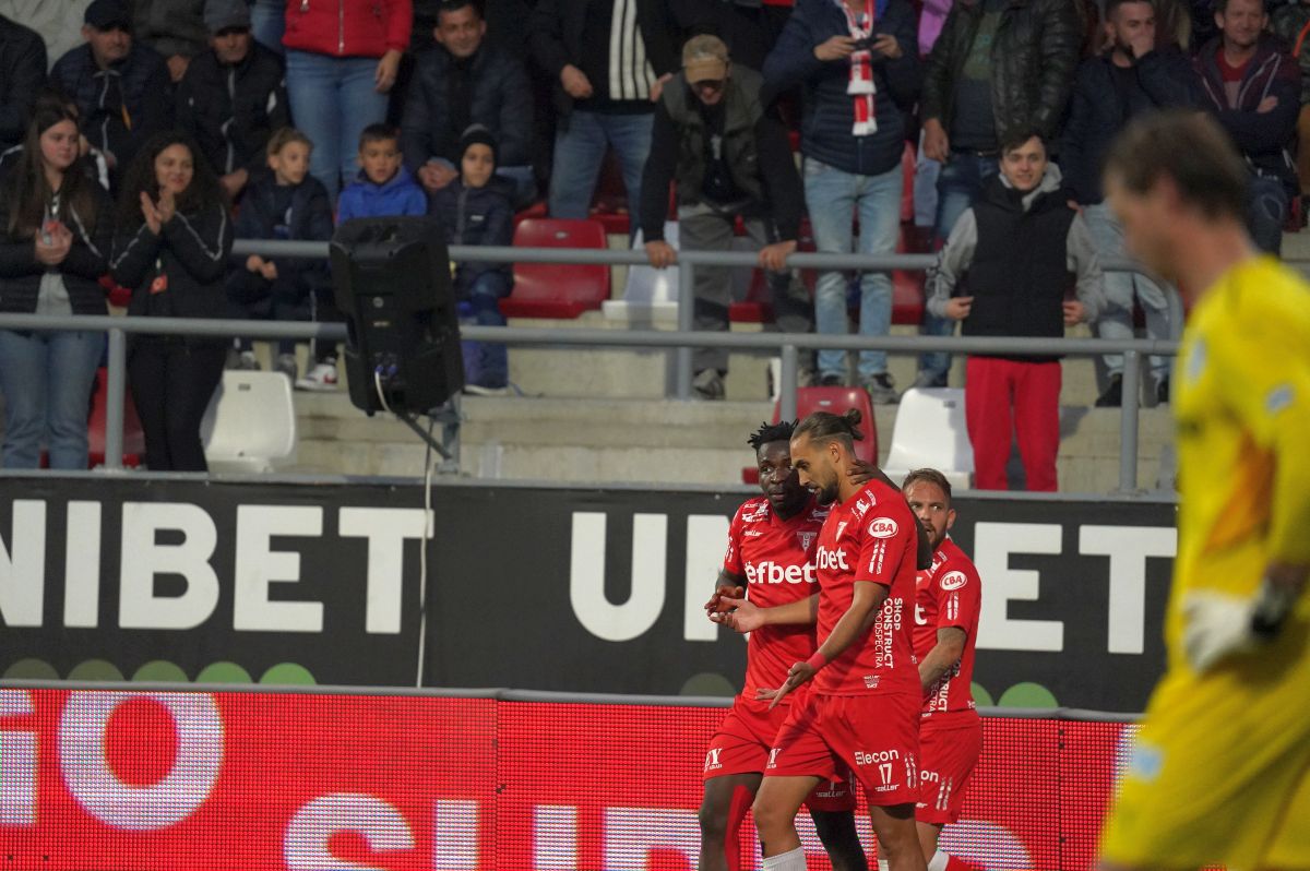 UTA - Universitatea Craiova 1-2. Baiaram la Arad: oltenii au revenit de la 0-1, ajutați și de omul în plus. Lui Poenaru i s-a cerut demisia