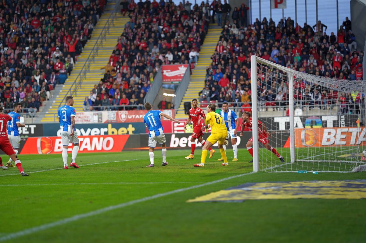 UTA - Universitatea Craiova 1-2. Baiaram la Arad: oltenii au revenit de la 0-1, ajutați și de omul în plus. Lui Poenaru i s-a cerut demisia