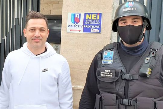 Fostul selecționer Mirel Rădoi a promovat în trecut firma NEI. Respectiva companie asigură securitatea domiciulului său / Sursă foto: Facebook