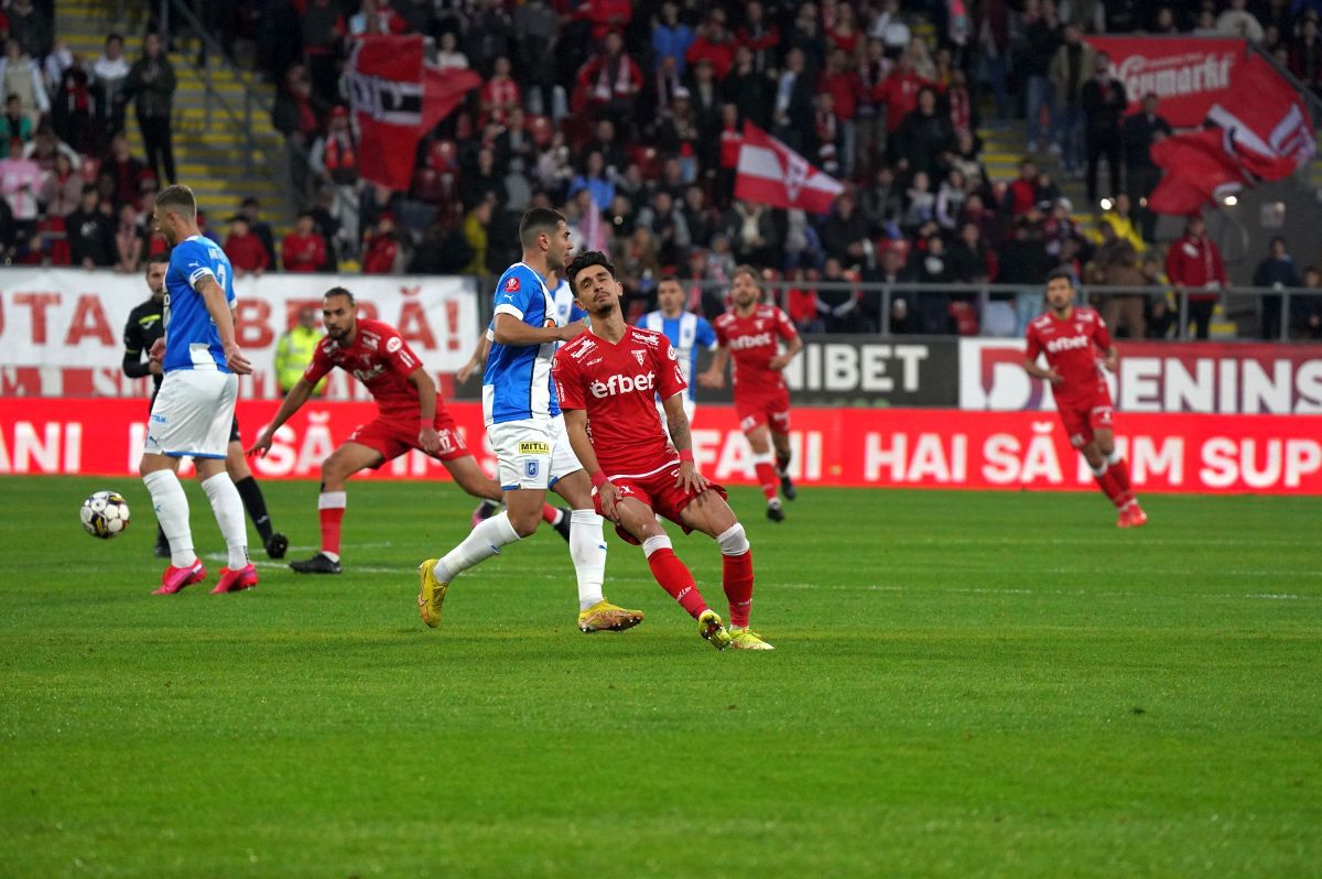 UTA - Universitatea Craiova 1-2. Baiaram la Arad: oltenii au revenit de la 0-1, ajutați și de omul în plus. Lui Poenaru i s-a cerut demisia