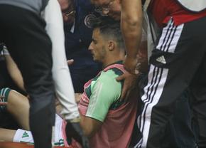 Amețeli, greață, comoție labirintică! Jucătorul lovit de o petardă în derbyul din Grecia a petrecut noaptea la spital