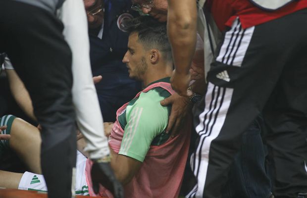 Amețeli, greață, comoție labirintică! Jucătorul lovit de o petardă în derby-ul din Grecia a petrecut noaptea la spital