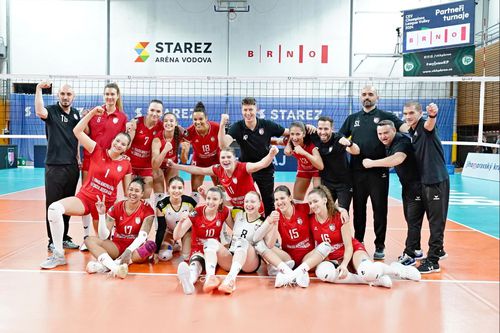 Jucătoarele și staff-ul de la Alba Blaj, bucuroși după victorie Foto CEV