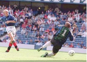 Bogdan Stelea, portarul care a jucat pe „Ibrox” în Rangers - Steaua din Liga Campionilor din noiembrie 1995, are un sfat pentru jucătorii de la FCSB: „Așa au șansa să scoată cel puțin egal la Glasgow! În oficiale, i-am cam «călărit» pe scoțieni”