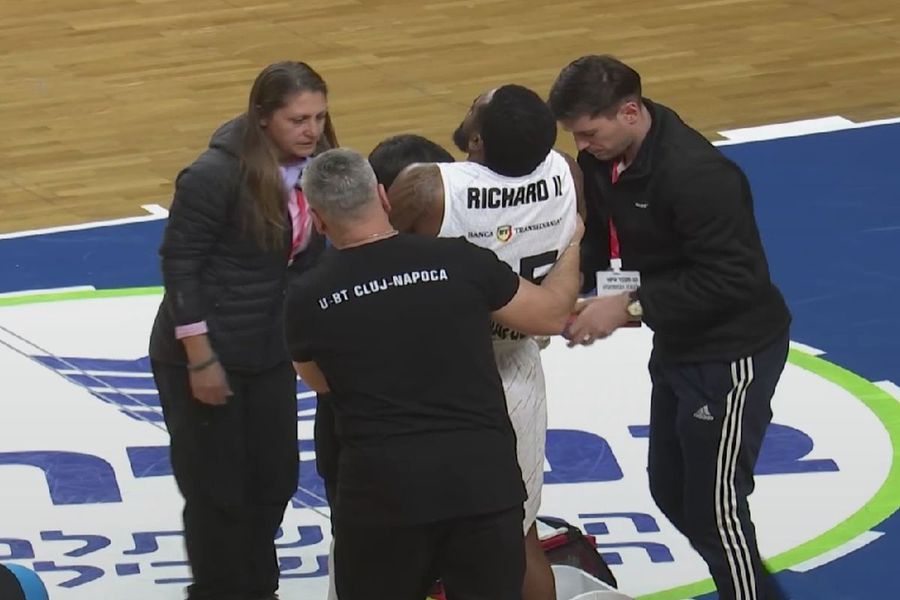 Accidentare gravă pentru căpitanul lui U-BT Cluj-Napoca în duelul cu Hapoel Ierusalim