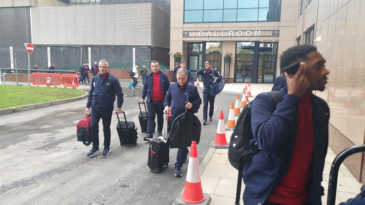 FCSB a ajuns, în sfârșit, la Glasgow! Imagini de la sosirea campioanei României » Mesajul scurt al lui Tavi Popescu