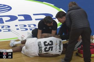 Accidentare gravă pentru căpitanul lui U-BT Cluj-Napoca în duelul cu Hapoel Ierusalim