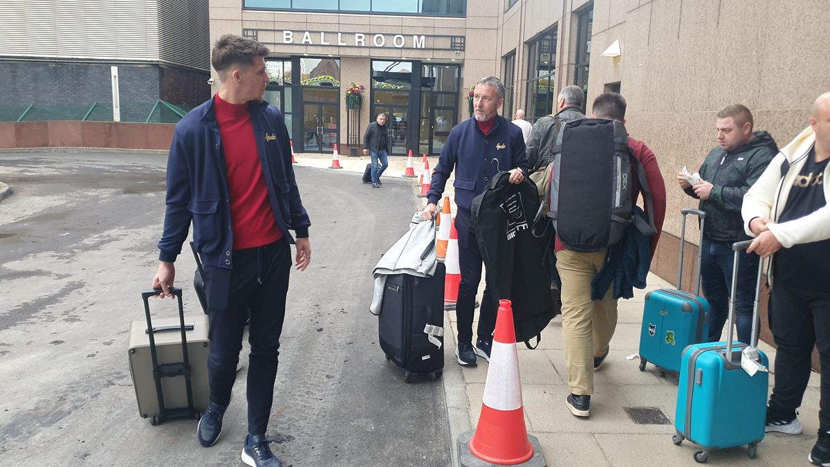 FCSB a ajuns, în sfârșit, la Glasgow! Imagini de la sosirea campioanei României » Mesajul scurt al lui Tavi Popescu