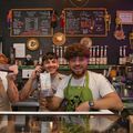 Daniel, Alex și Iasmin au dat lovitura la Glasgow cu un magazin cu produse exclusiv românești, afacere împachetată curajos în jurul lui Dracula. „Transylvania Shop & Cofee” e deja un punct de atracție pe harta turistică a orașului.