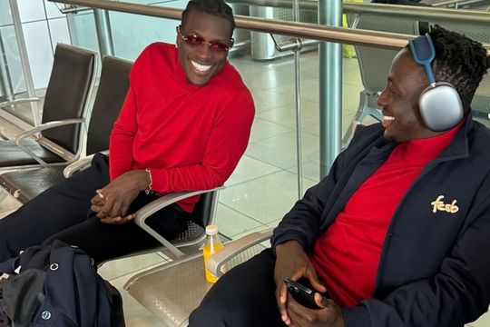 Dawa și Alhassan, așteptând în aeroport să plece în Scoția