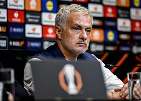 Jose Mourinho a făcut show la conferința de presă înainte de meciul cu Manchester United: „Trebuie să-mi dea medalia și să-mi plătească bonusul!”