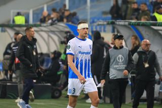 Jucătorul Craiovei și-a spart capul după o ciocnire cu Bancu, dar a fost consolat de soție » Ce s-a întâmplat pe gazon, la câteva secunde după meci