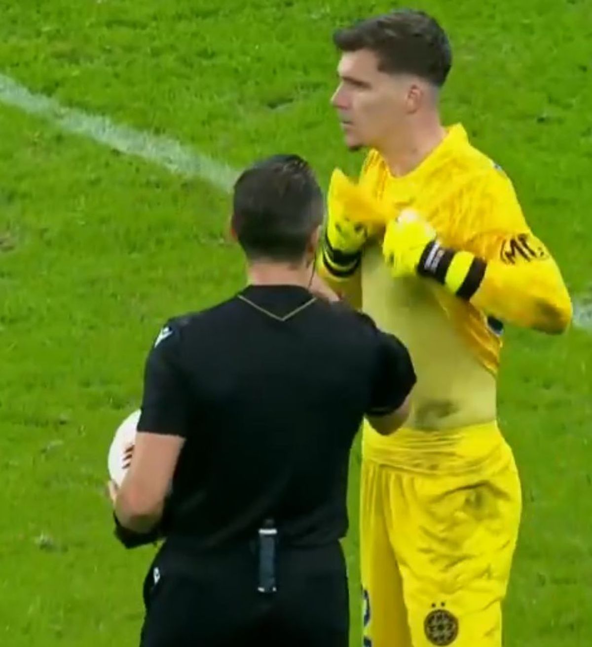 Ștefan Târnovanu, moment delicat în prima repriză cu „bătăușul” de la Bologna » I-a arătat obrazul