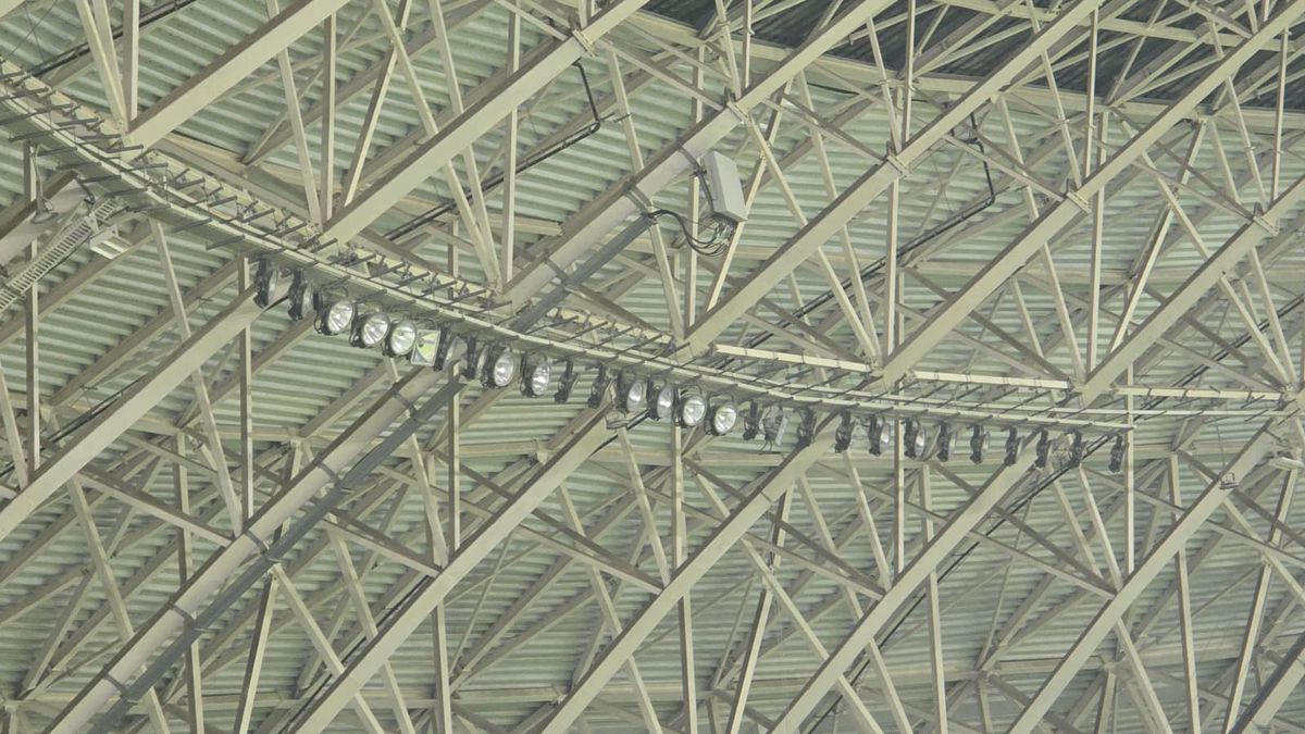 De ce nu a fost oprit meciul la Craiova, deși a căzut nocturna în timpul reprizei secunde