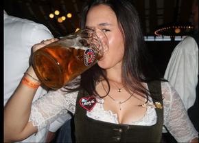 Tenismena din Top 50 WTA a zburat 7.700 de km special pentru Oktoberfest, apoi s-a pozat golind halbele! Ținuta i-a fermecat pe fani