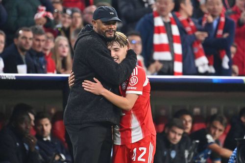 Lennart Karl, 17 ani, este felicitat de Vincent Kompany / Foto: Imago