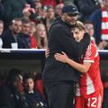 Lennart Karl, 17 ani, este felicitat de Vincent Kompany / Foto: Imago