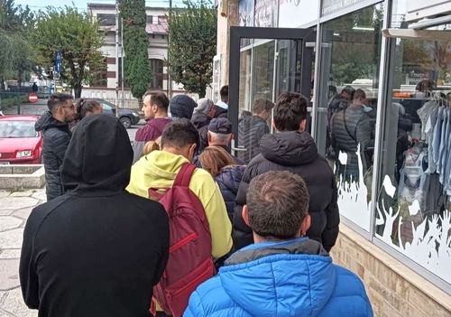 Imagine surprinsă săptămâna aceasta la magazinul oficial al lui FC Argeș