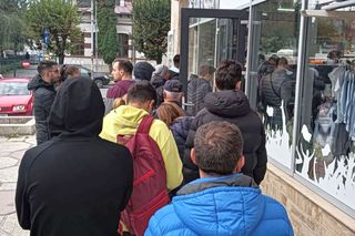 Dinamo bulversează un oraș întreg! Bilete cu buletinul, cozi și „vânătoare de vrăjitoare” la case! Marea temere existentă