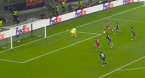 Salah va șuta în loc să-i paseze lui Wirtz, mult mai bine plasat / Foto: captură