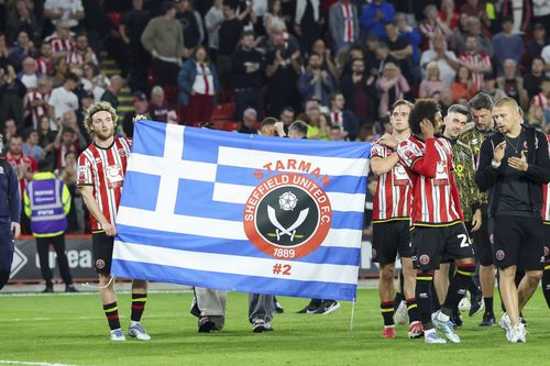 Jucătorii au fluturat un drapel al Greciei, inscripționat cu mesajul „Starman” și numărul 2, în memoria celui care a fost unul dintre cei mai îndrăgiți jucători din istoria recentă a echipei. Foto: Imago