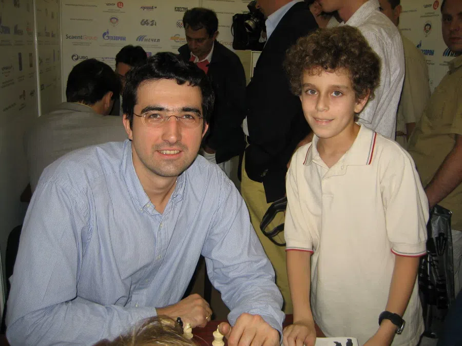 Vladmiri Kramnik și Daniel Norditsky - pe când acesta avea 12 ani Un campion mondial de renume, investigat în urma morții subite a marelui maestru Daniel Naroditsky! » Magnus Carlsen îl acuză și el: „Probabil că trebuia să fac asta public”