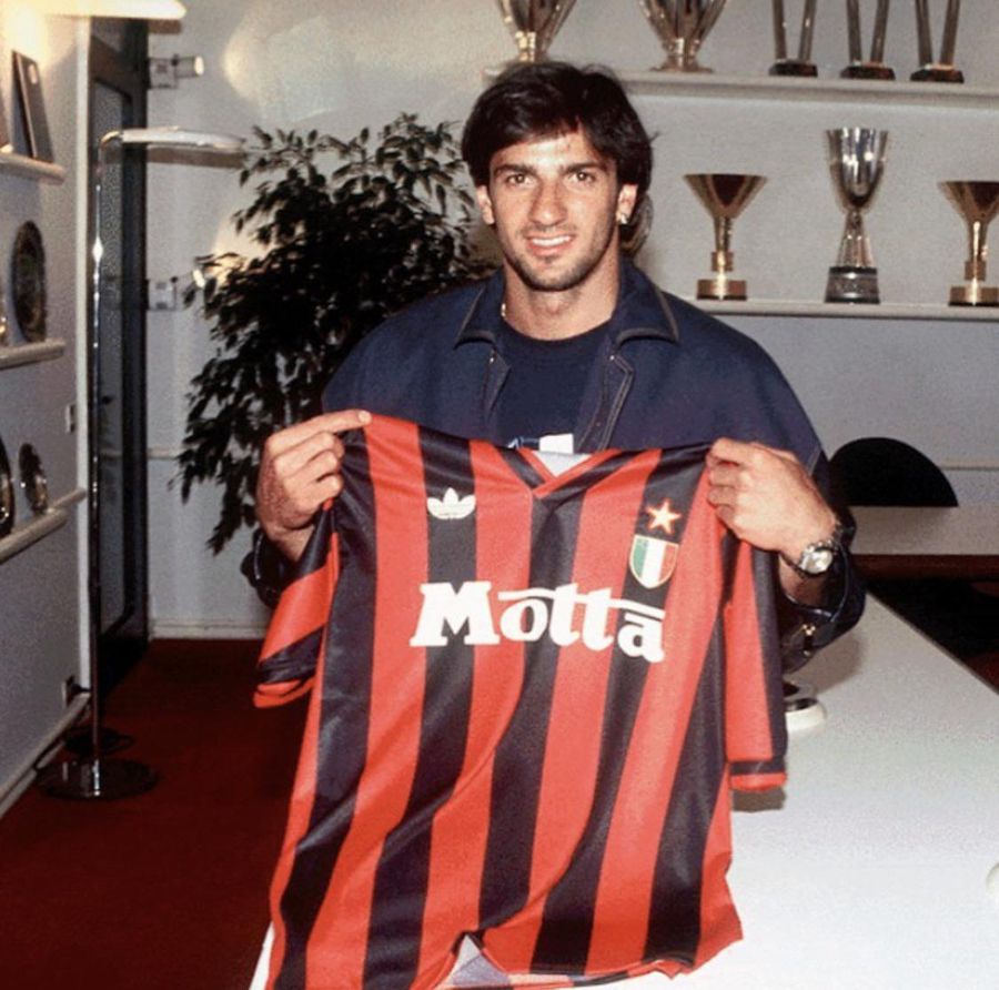 Lentini, în momentul în care a semnat cu AC Milan Lentini, în momentul în care a semnat cu AC Milan