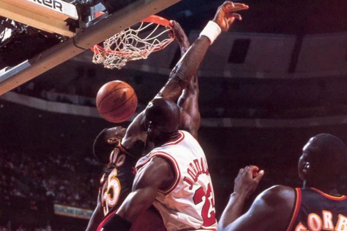 VIDEO Ziua în care Michael Jordan și-a umilit un rival » A aruncat cu ochii închiși la coș: „E pentru tine, iubire!”