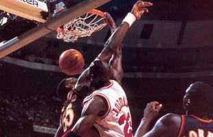 VIDEO Ziua în care Michael Jordan și-a umilit un rival » A aruncat cu ochii închiși la coș: „E pentru tine, iubire!”