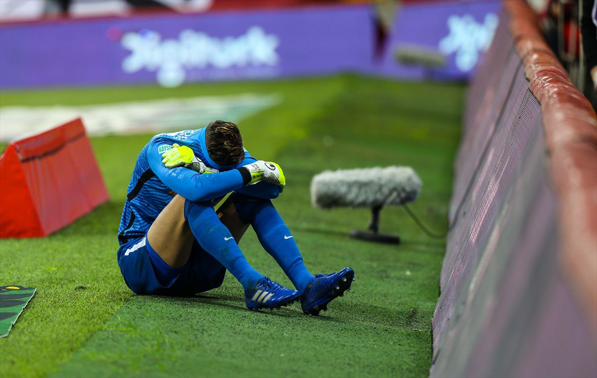 UPDATE // Silviu Lung jr, scos de pe teren după o repriză incredibilă cu Galatasaray » Doctorii nu l-au mai lăsat să apere! Primul verdict