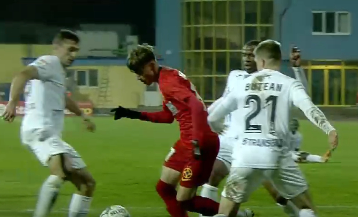 Reacție furioasă după penalty-ul inventat care a decis Gaz Metan - FCSB