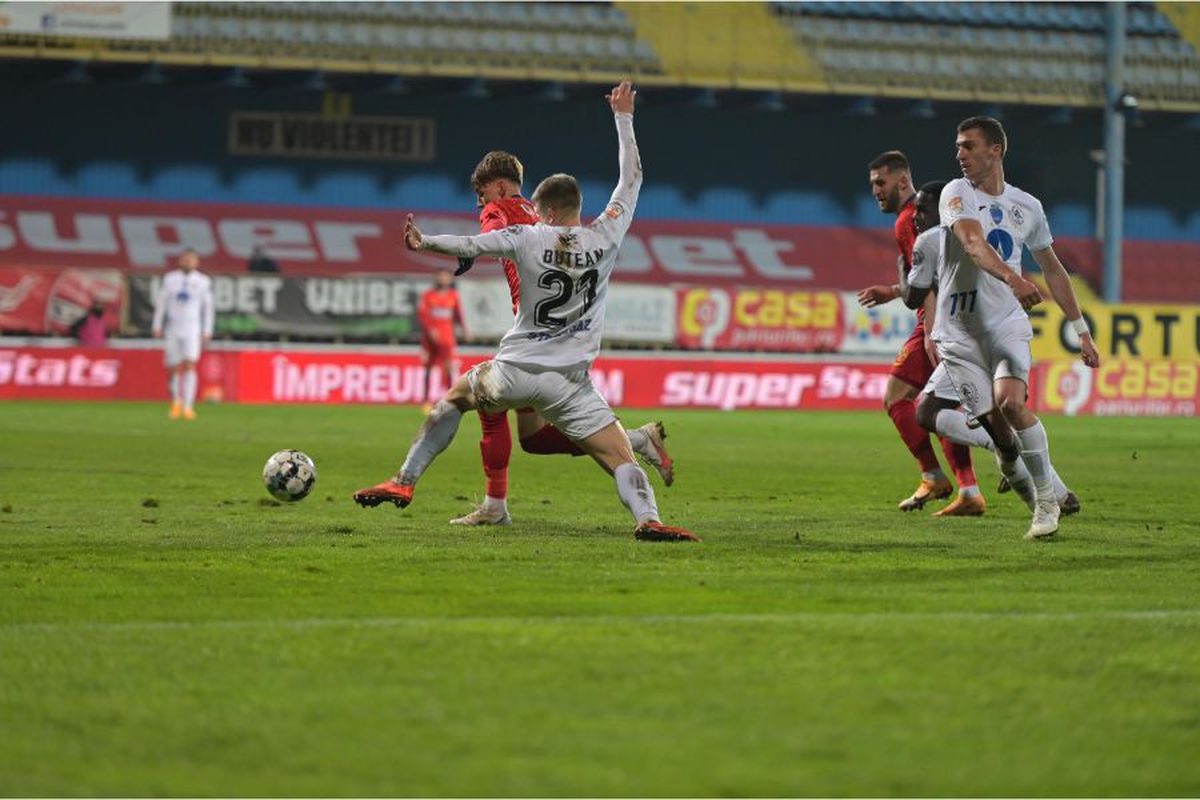 Reacție furioasă după penalty-ul inventat care a decis Gaz Metan - FCSB