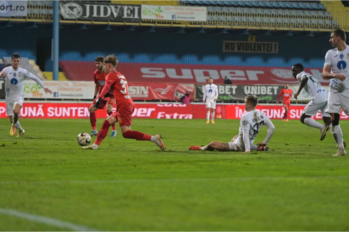 Reacție furioasă după penalty-ul inventat care a decis Gaz Metan - FCSB