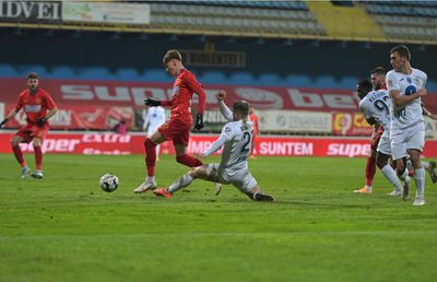 FOTO EXCLUSIV Mai clar decât la TV » Fotoreporterul GSP a surprins cadru cu cadru faza penalty-ului de la Gaz Metan - FCSB