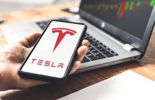 O defecțiune în aplicația Tesla a lăsat sute de șoferi cu mașinile încuiate! Ce spune Elon Musk