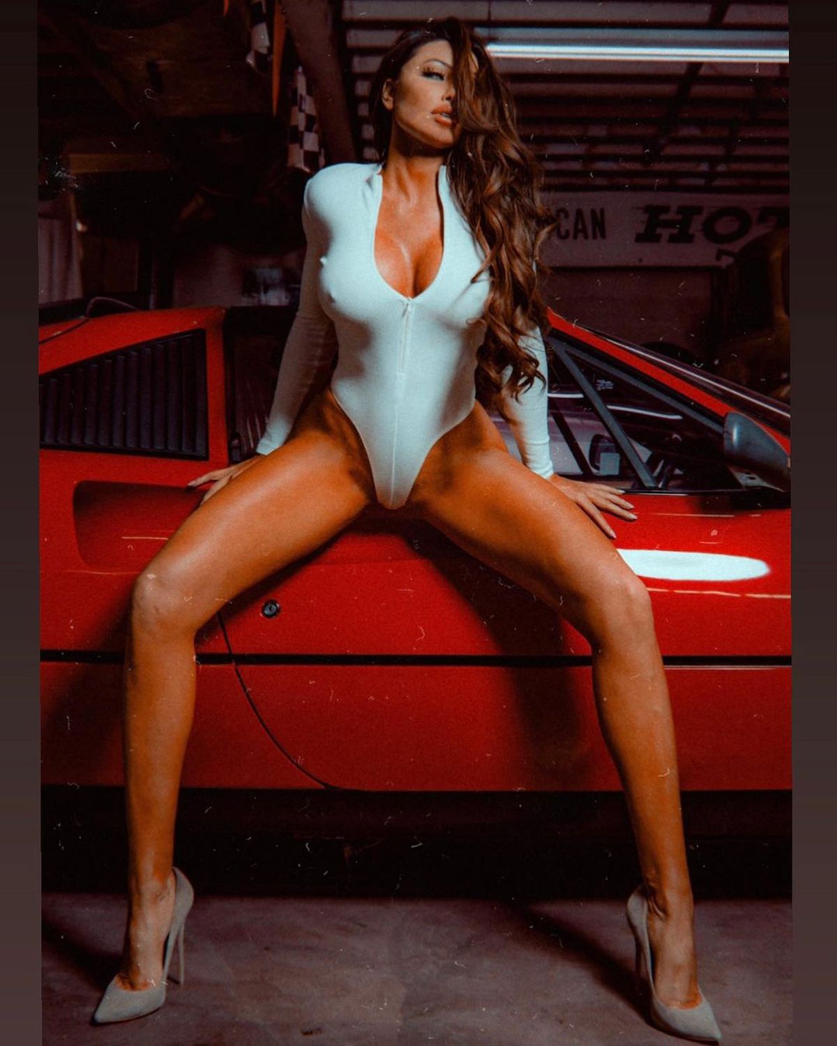 Holly Sonders - tatuaj De La Hoya