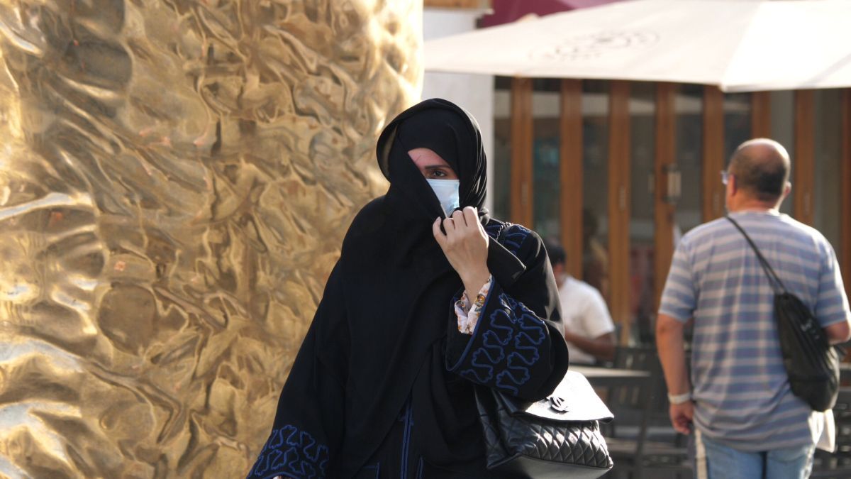 Mondialul a schimbat regulile în Qatar » Fotbalul pune Hijab, Burka și Niqab lângă fustă-mini și buricul gol. Fotografia grăitoare surprinsă în Piața Veche