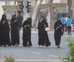 Mondialul a schimbat regulile în Qatar » Fotbalul pune Hijab, Burka și Niqab lângă fustă-mini și buricul gol. Fotografia grăitoare surprinsă în Piața Veche