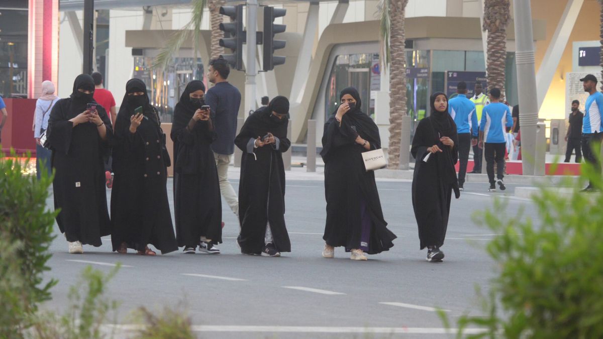 Mondialul a schimbat regulile în Qatar » Fotbalul pune Hijab, Burka și Niqab lângă fustă-mini și buricul gol. Fotografia grăitoare surprinsă în Piața Veche