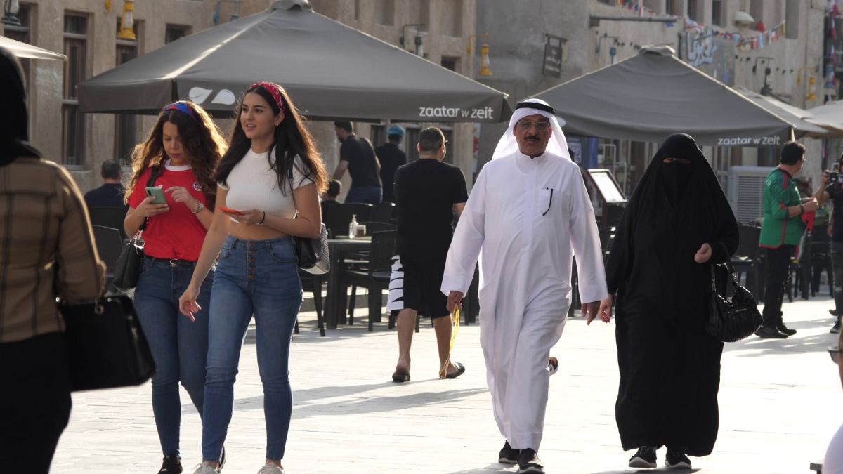 Mondialul a schimbat regulile în Qatar » Fotbalul pune Hijab, Burka și Niqab lângă fustă-mini și buricul gol. Fotografia grăitoare surprinsă în Piața Veche