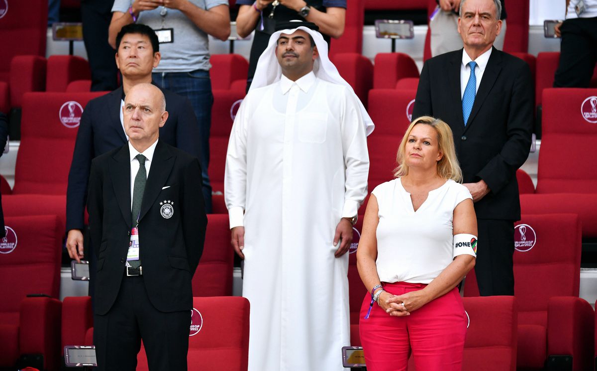 Nancy Faeser, Ministrul de Interne al Germaniei, cu banderola „One Love” lângă Infantino