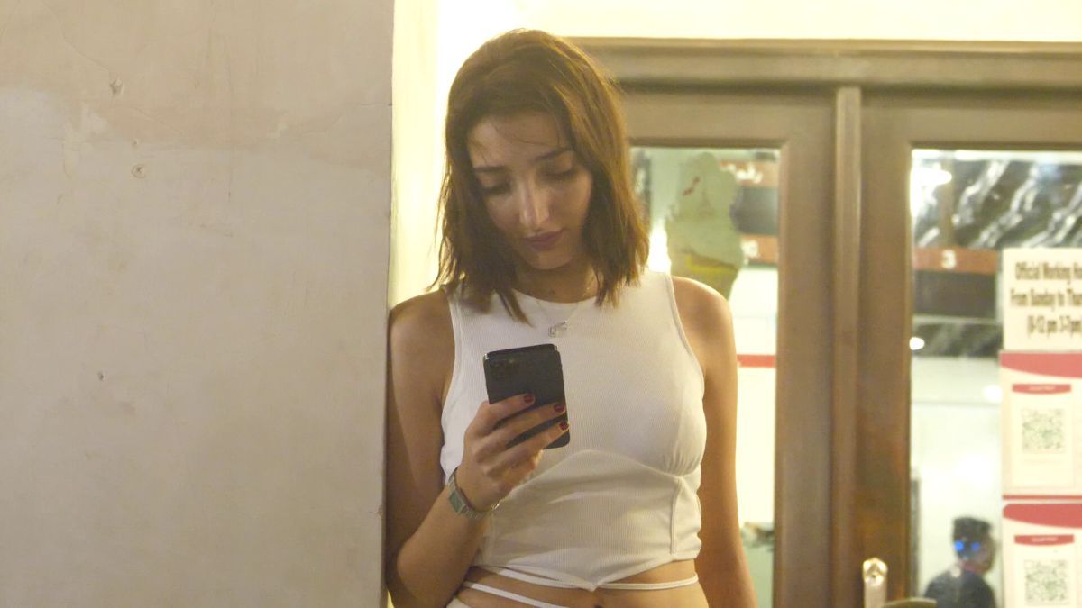 Mondialul a schimbat regulile în Qatar » Fotbalul pune Hijab, Burka și Niqab lângă fustă-mini și buricul gol. Fotografia grăitoare surprinsă în Piața Veche