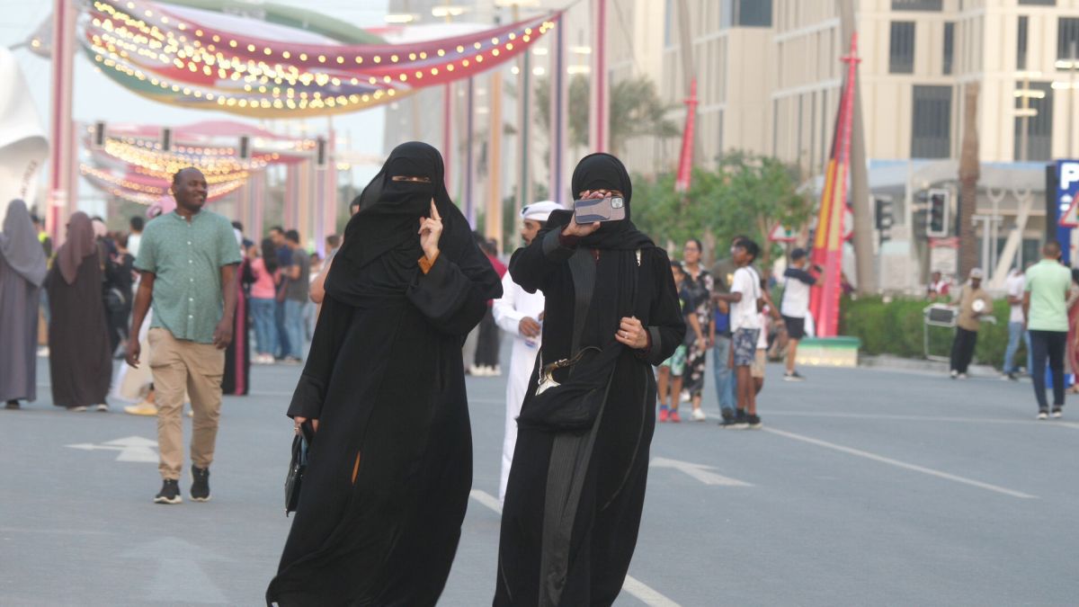 Mondialul a schimbat regulile în Qatar » Fotbalul pune Hijab, Burka și Niqab lângă fustă-mini și buricul gol. Fotografia grăitoare surprinsă în Piața Veche
