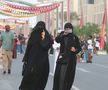 Mondialul a schimbat regulile în Qatar » Fotbalul pune Hijab, Burka și Niqab lângă fustă-mini și buricul gol. Fotografia grăitoare surprinsă în Piața Veche