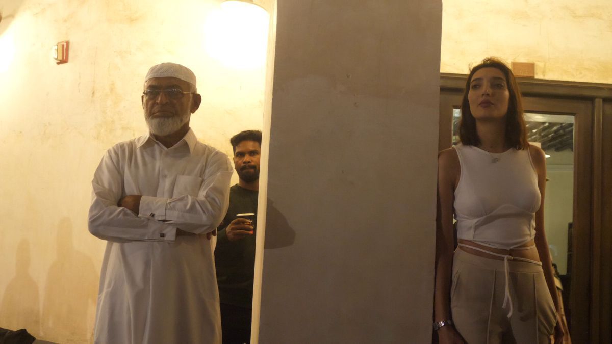 Mondialul a schimbat regulile în Qatar » Fotbalul pune Hijab, Burka și Niqab lângă fustă-mini și buricul gol. Fotografia grăitoare surprinsă în Piața Veche